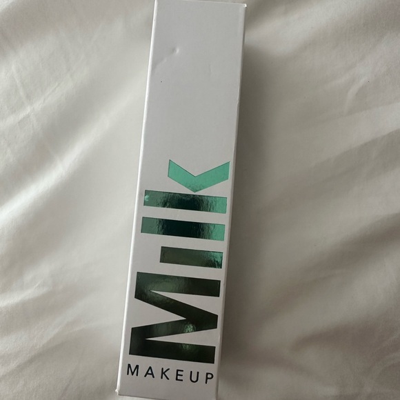 Milk Makeup Hydro Grip Dewy Long-Lasting Setting Spray with Hyaluronic Acid - Picture 2 of 3